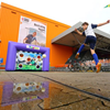 Kinderen spelen bij opblaasbaar doel met scoregaten op sportdag in Raalte